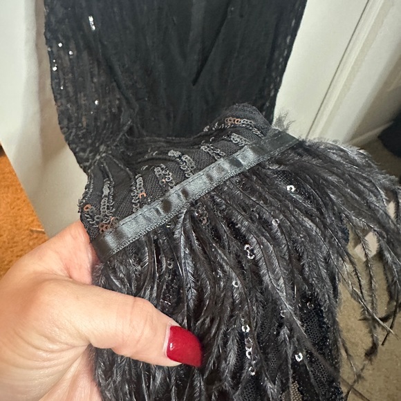 Black sparkly dress with a touch of feathers - Picture 2 of 5